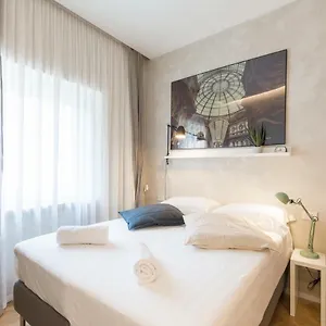 https://center-deluxe-room.it-lombardy.com